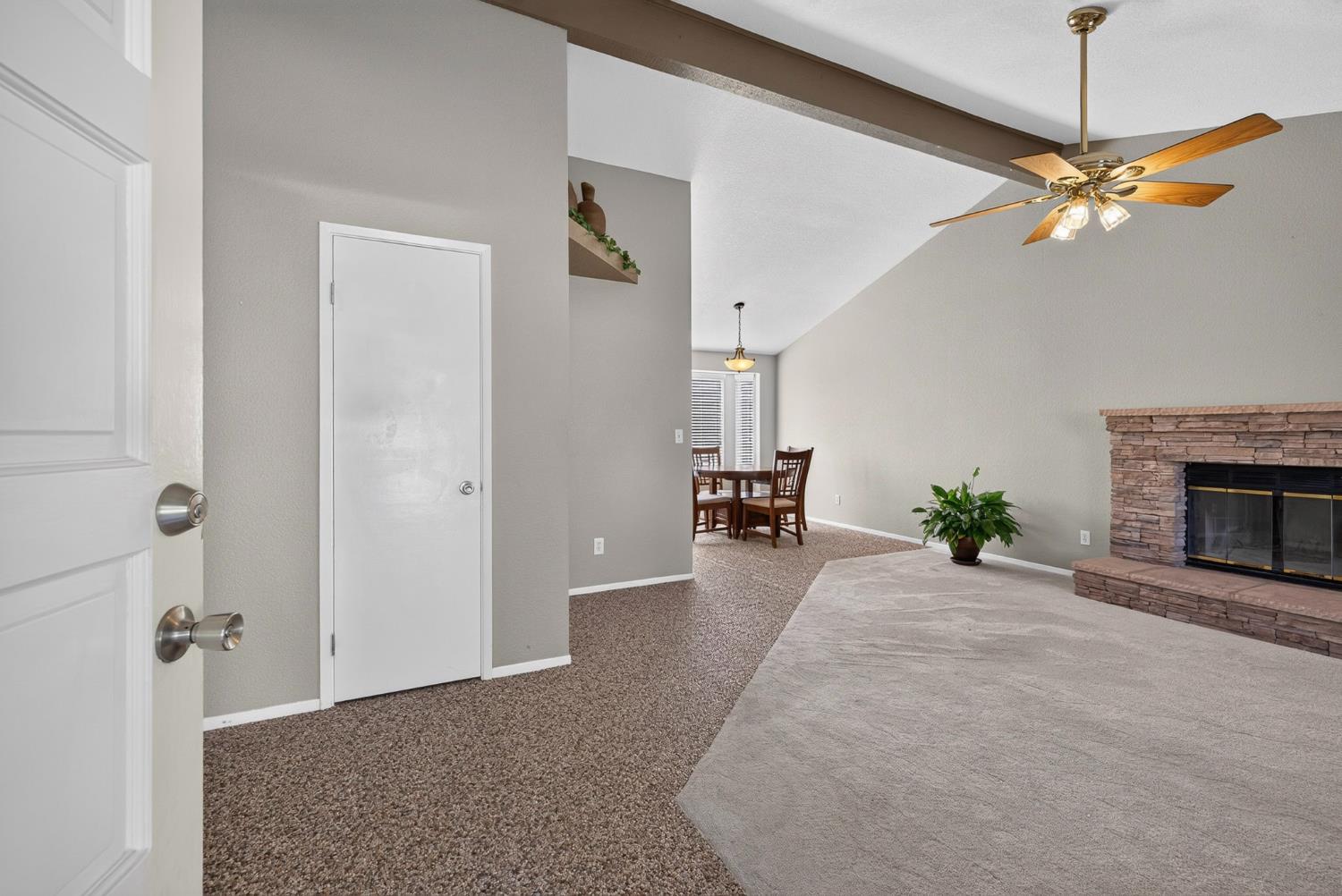 6302 N Delbert Ave, Fresno, CA 93722