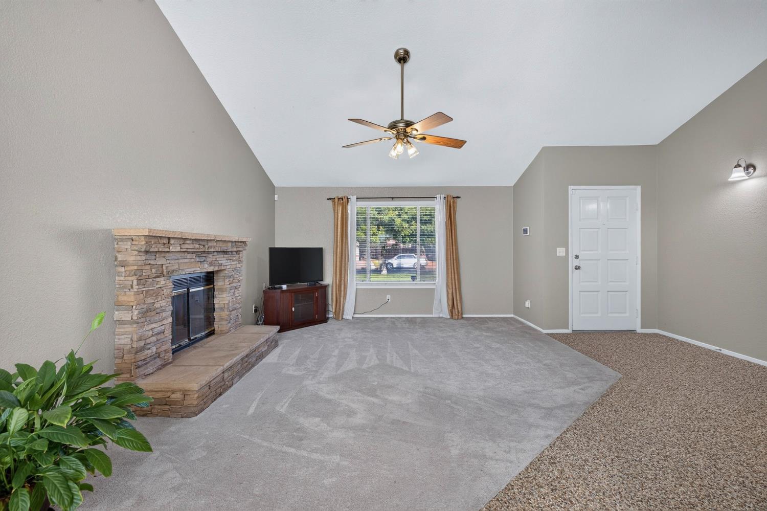 6302 N Delbert Ave, Fresno, CA 93722