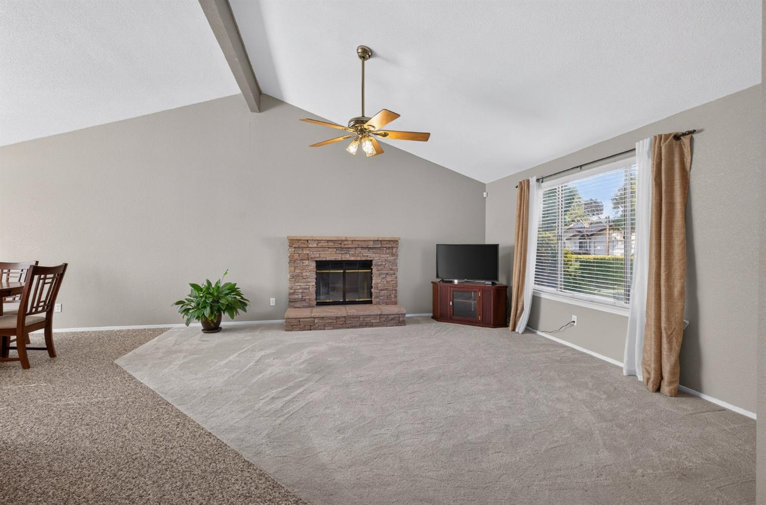 6302 N Delbert Ave, Fresno, CA 93722