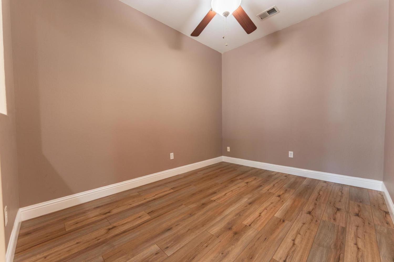 2945 S Arkle St, Visalia, CA 93292