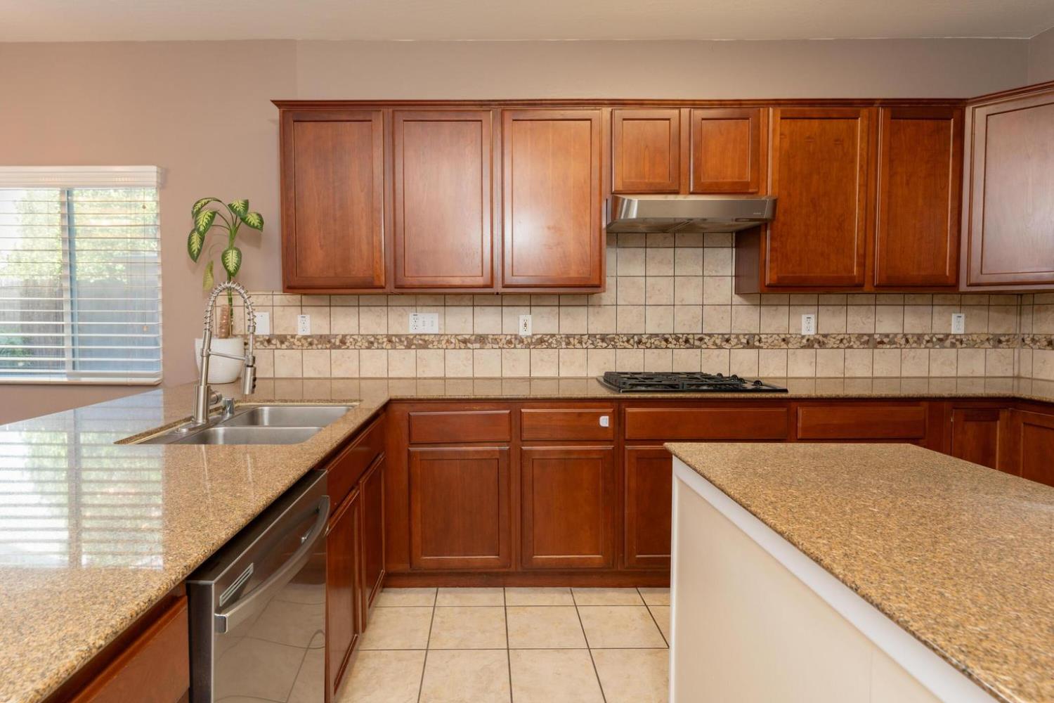 2945 S Arkle St, Visalia, CA 93292