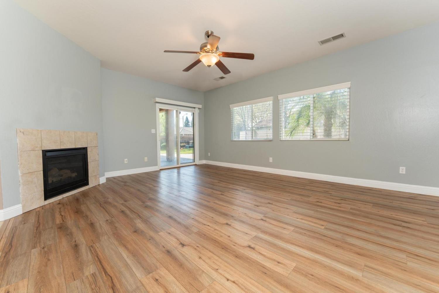 2945 S Arkle St, Visalia, CA 93292