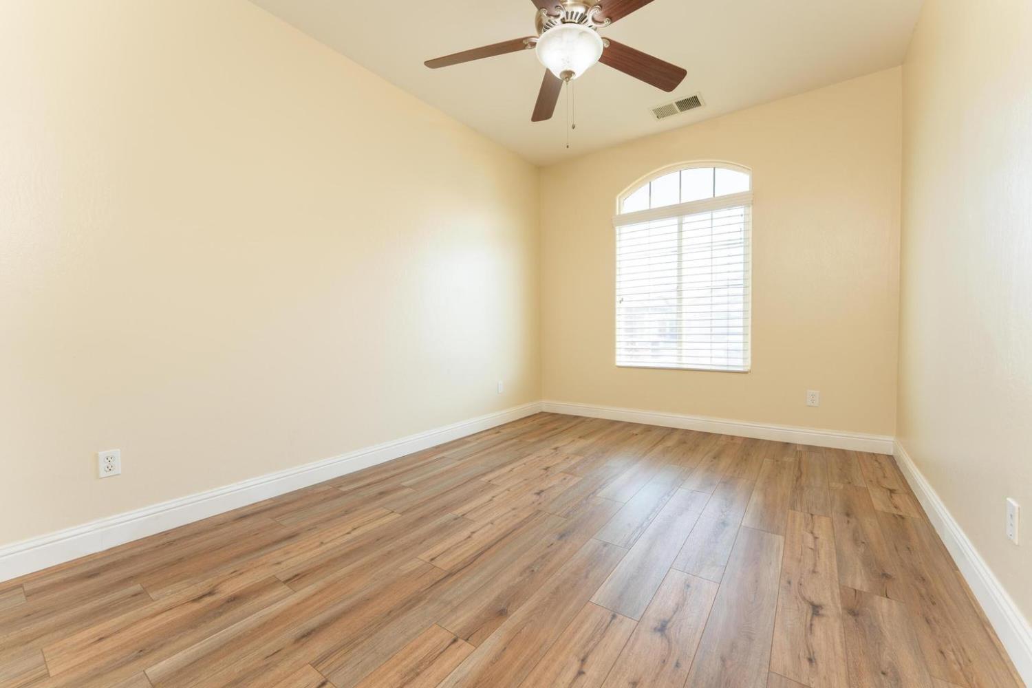 2945 S Arkle St, Visalia, CA 93292