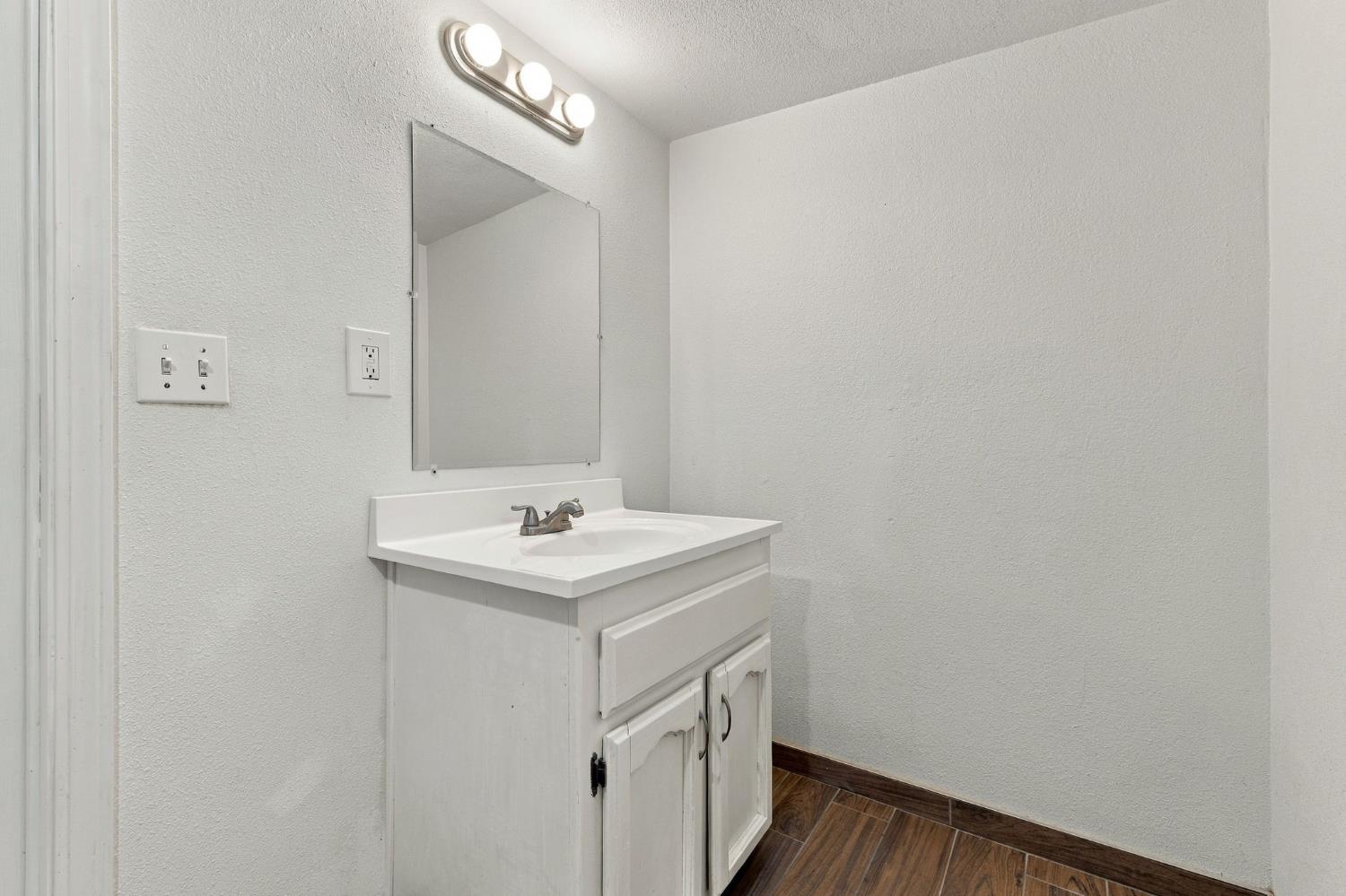 915 Sonora St, Madera, CA 93638