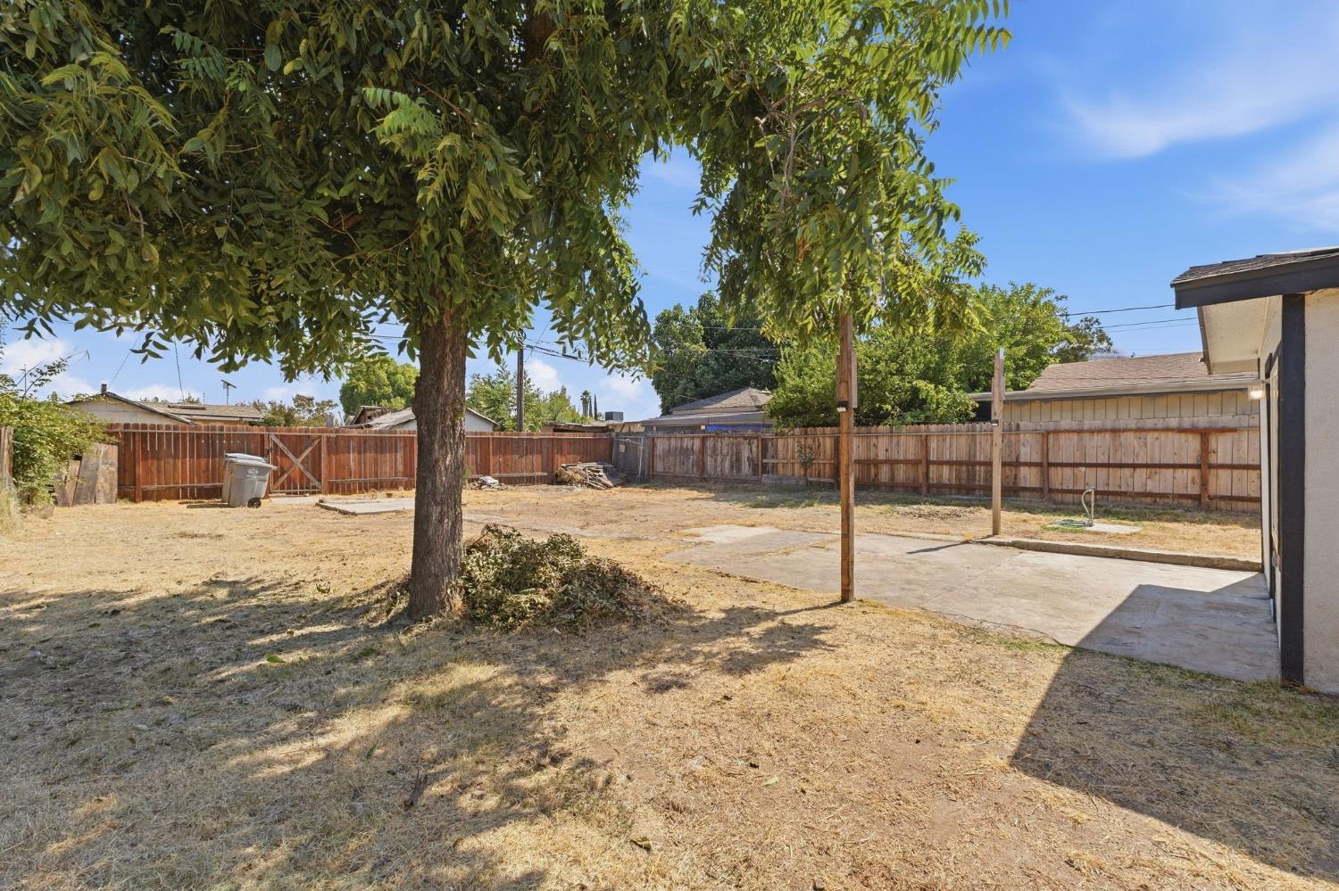 915 Sonora St, Madera, CA 93638