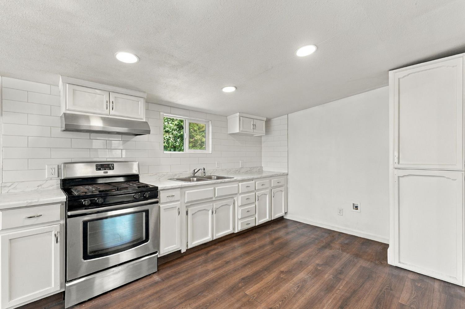 915 Sonora St, Madera, CA 93638