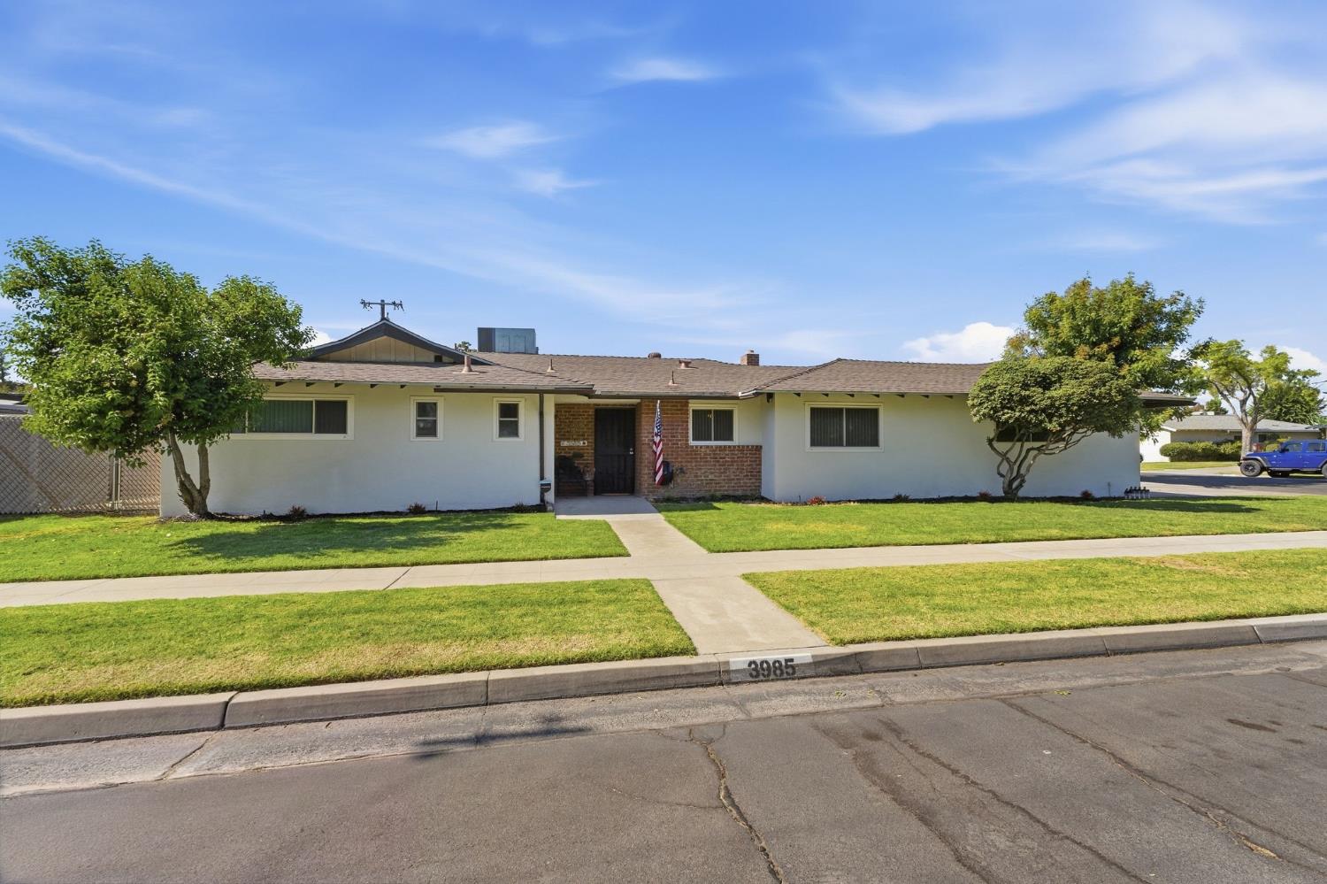 3985 N Tollhouse Rd, Fresno, CA 93726