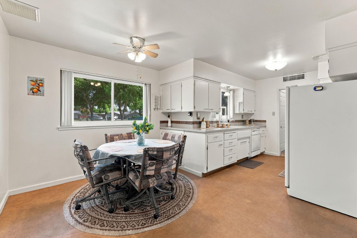 3985 N Tollhouse Rd, Fresno, CA 93726