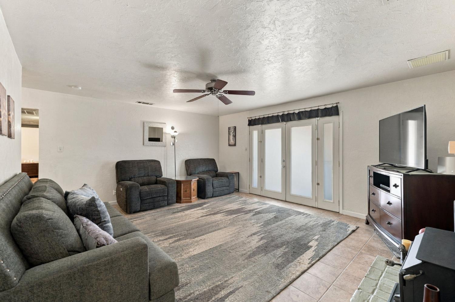 3985 N Tollhouse Rd, Fresno, CA 93726