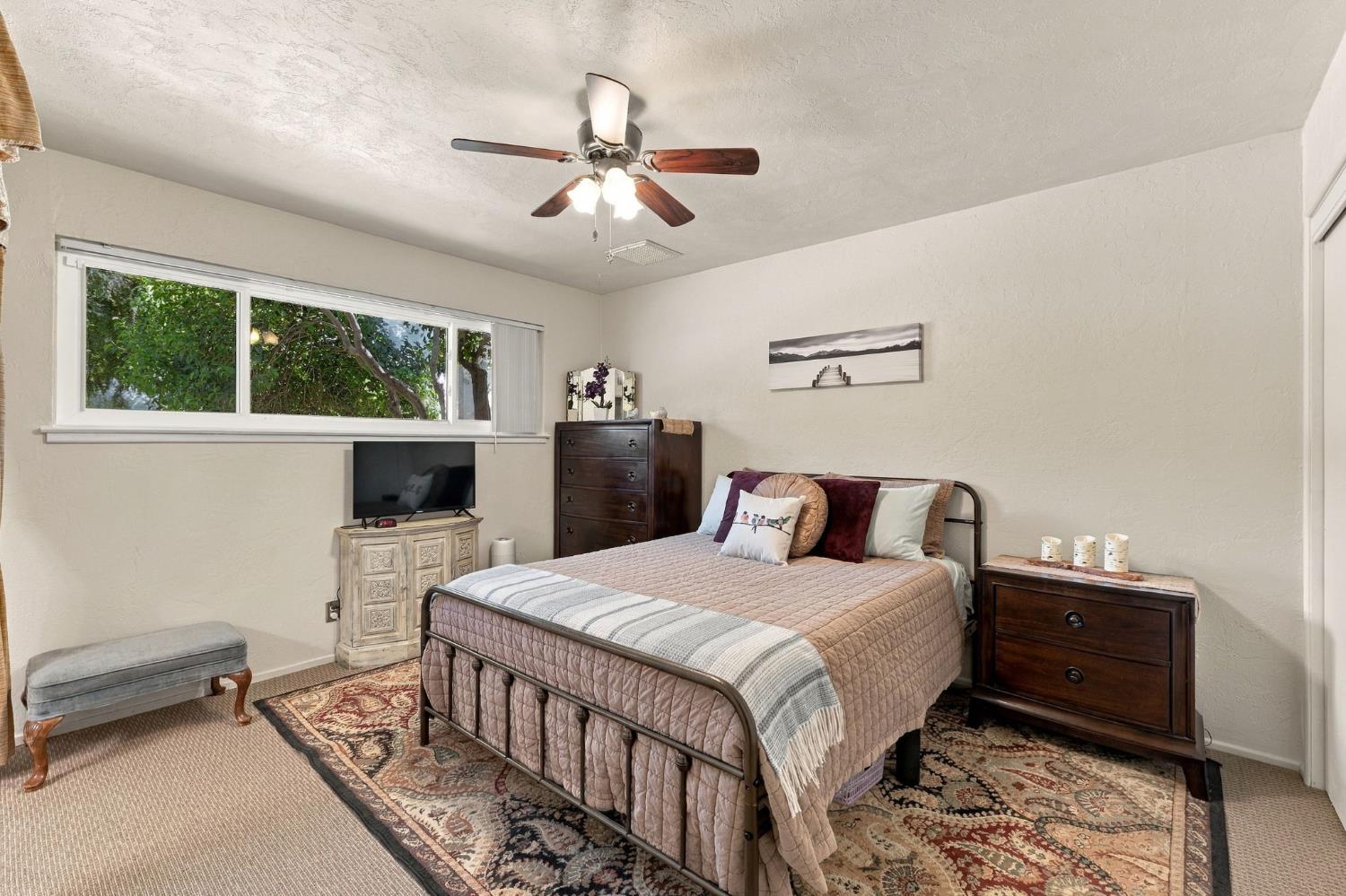 3985 N Tollhouse Rd, Fresno, CA 93726