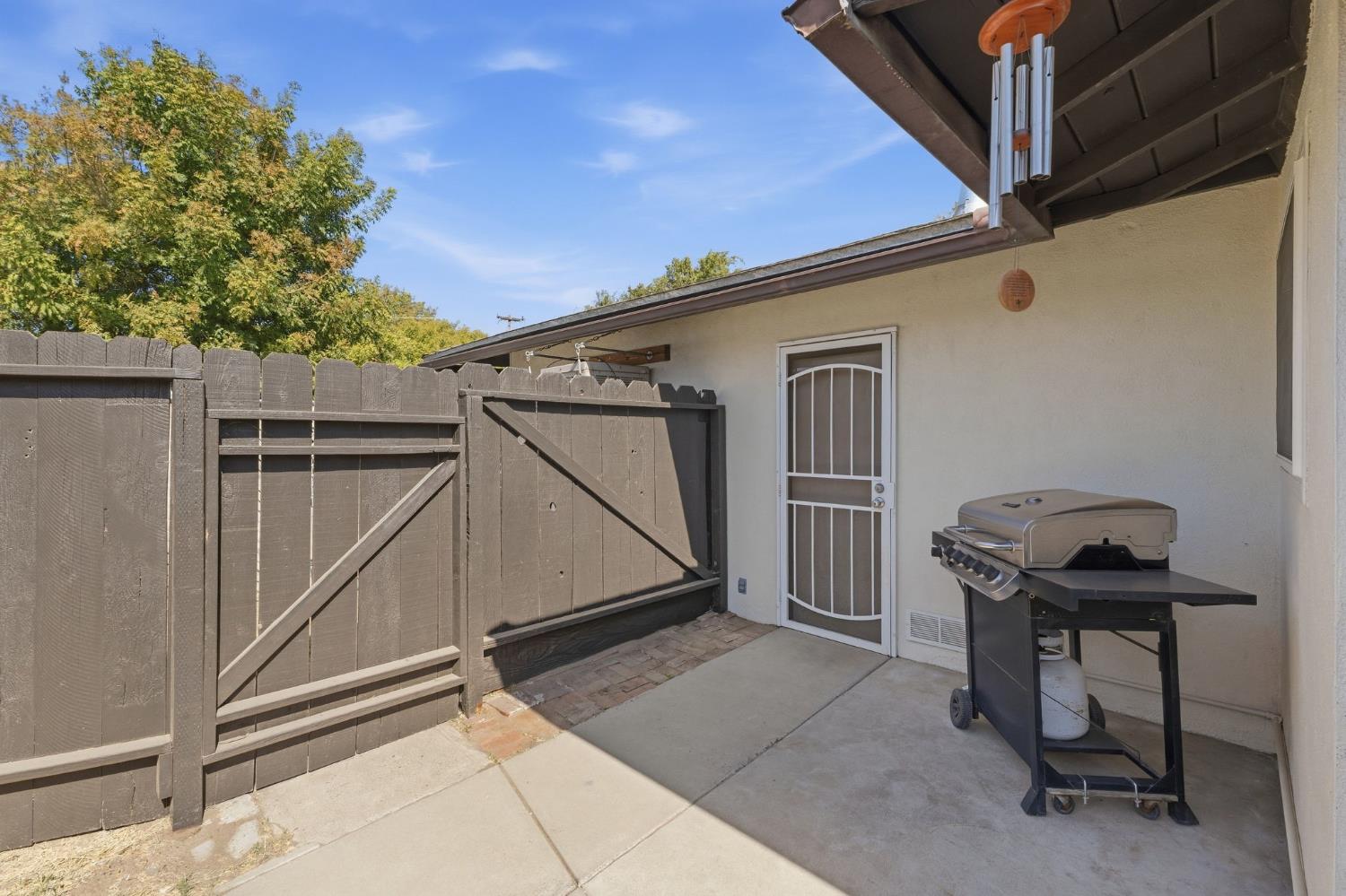 3985 N Tollhouse Rd, Fresno, CA 93726