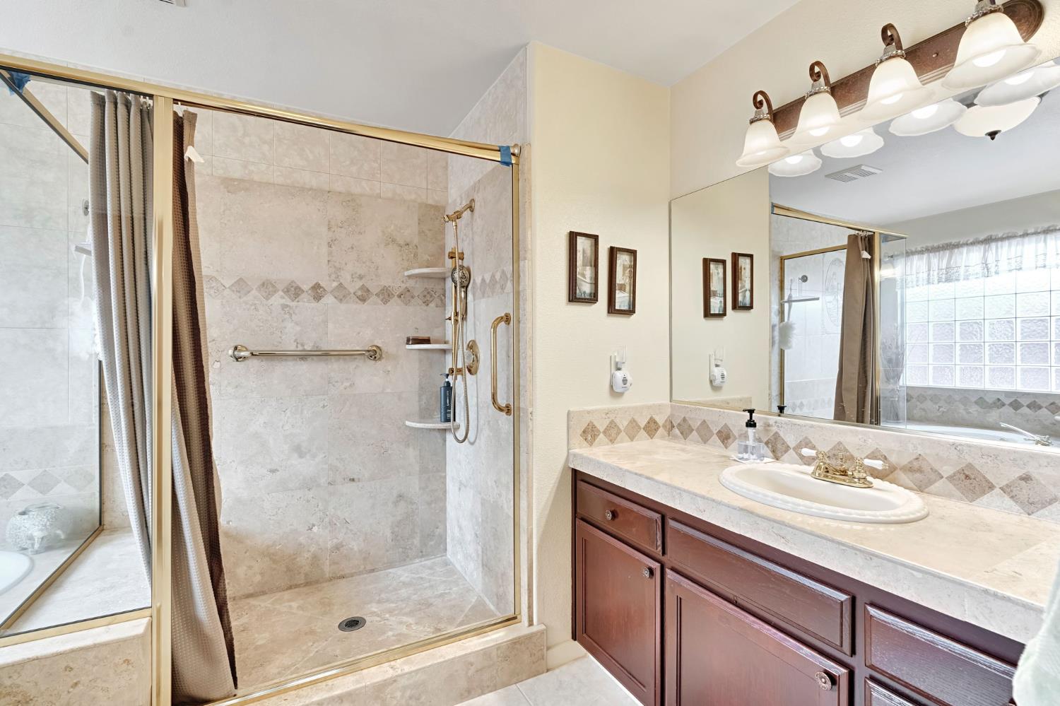1030 Imperial Dr, Madera, CA 93637