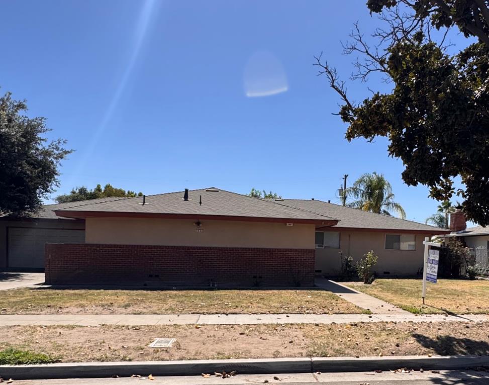 1831 W Simpson Ave, Fresno, CA 93705