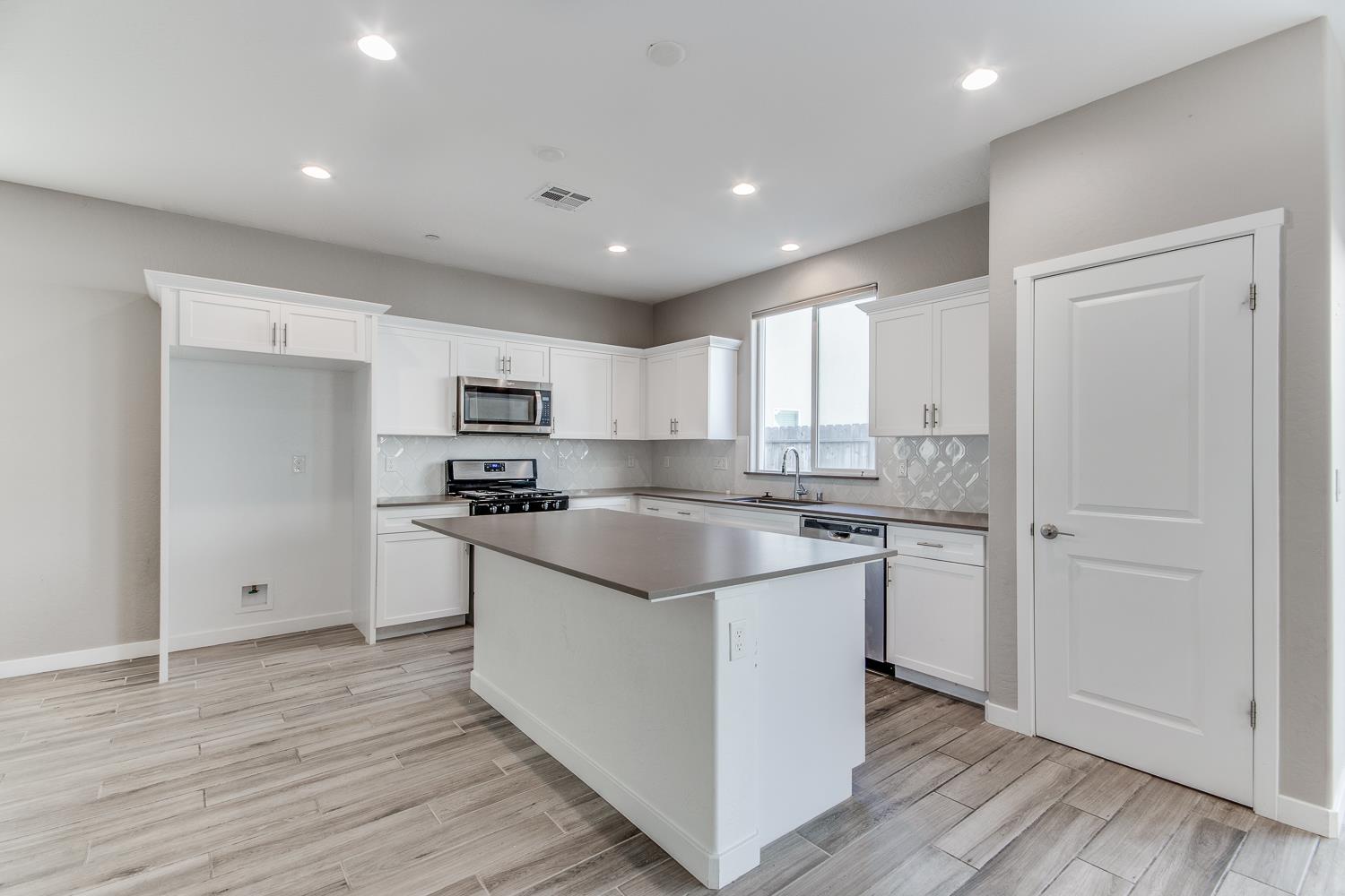 834 Corazon Ave, Clovis, CA 93619