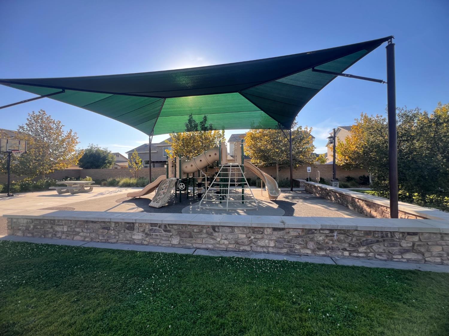 834 Corazon Ave, Clovis, CA 93619