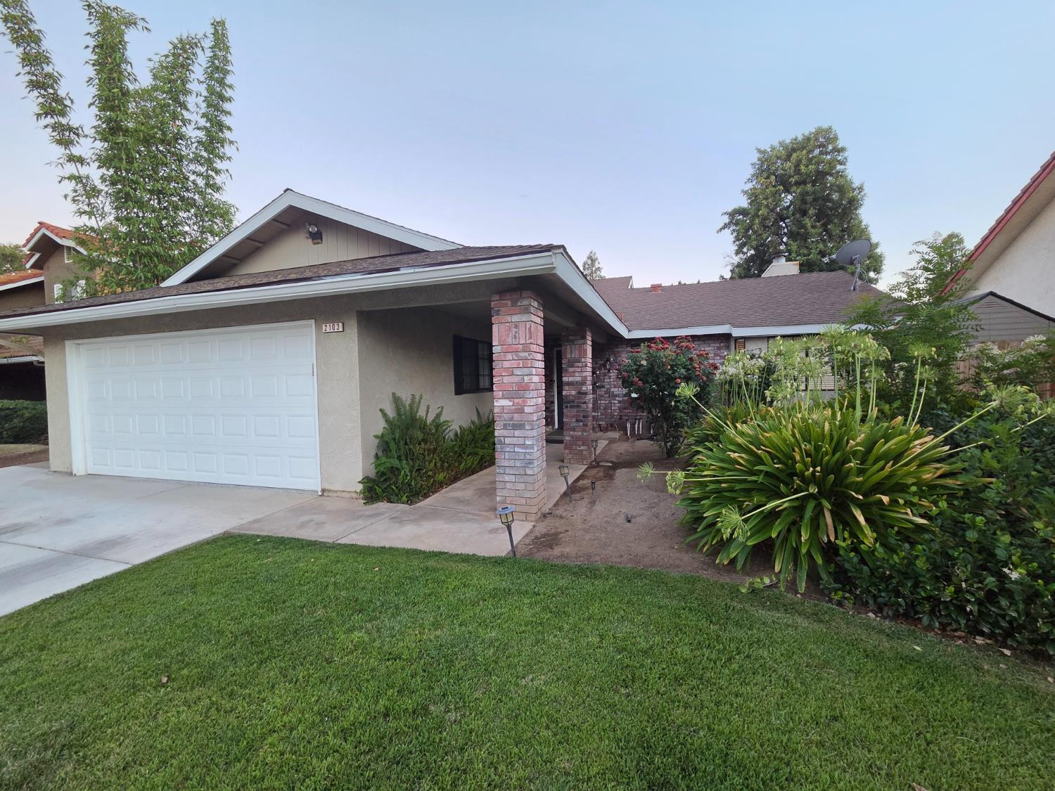 2103 E Fallbrook Ave, Fresno, CA 93720