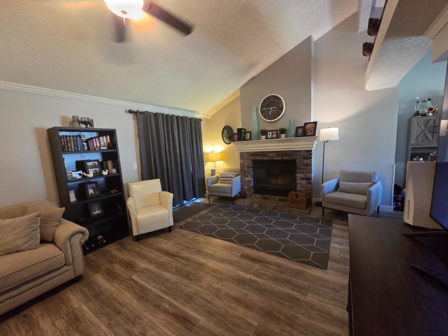 2103 E Fallbrook Ave, Fresno, CA 93720