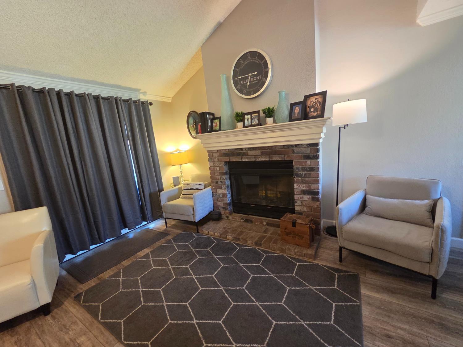 2103 E Fallbrook Ave, Fresno, CA 93720