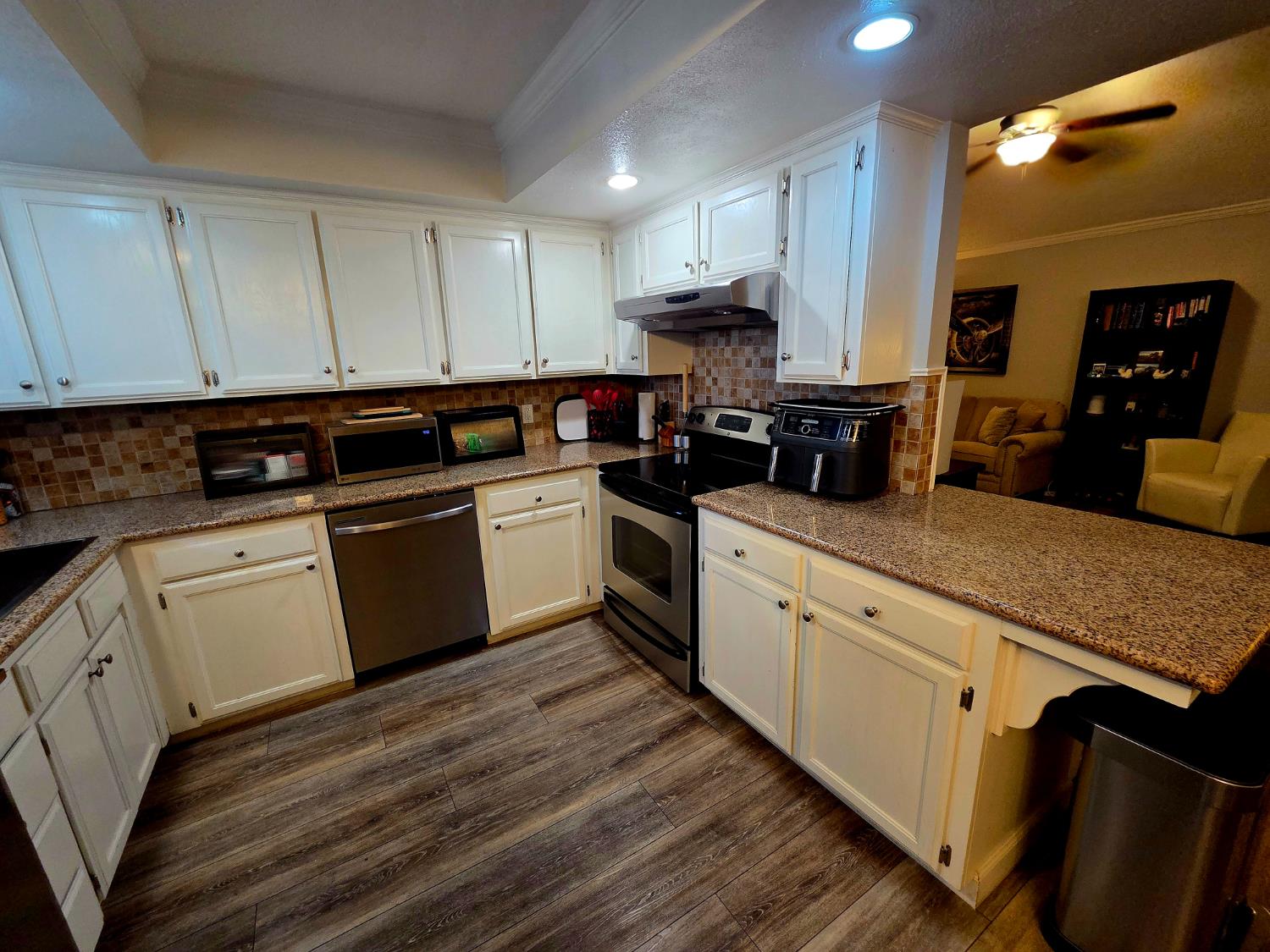 2103 E Fallbrook Ave, Fresno, CA 93720