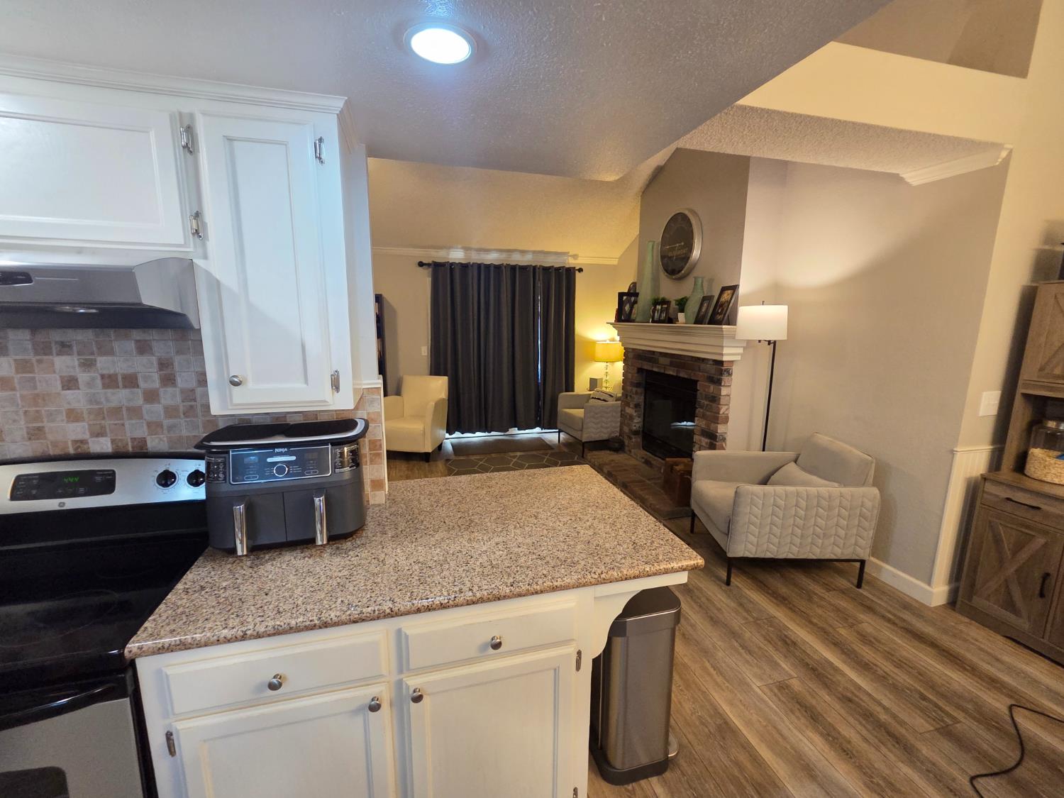 2103 E Fallbrook Ave, Fresno, CA 93720
