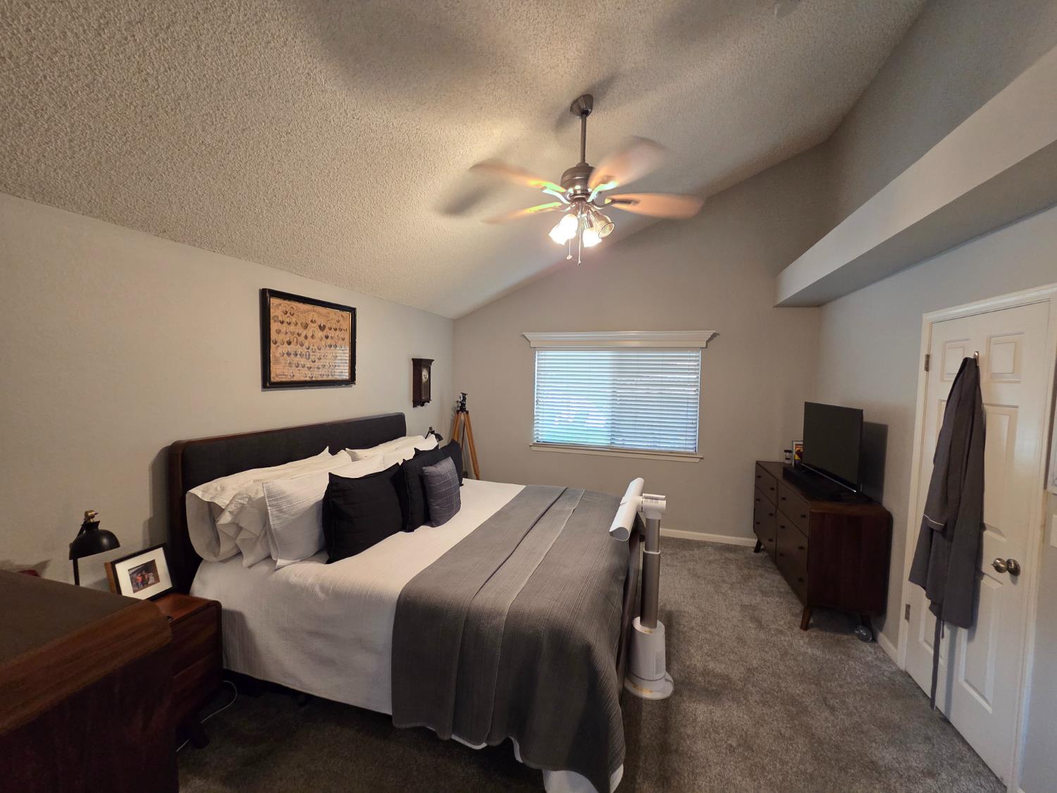 2103 E Fallbrook Ave, Fresno, CA 93720