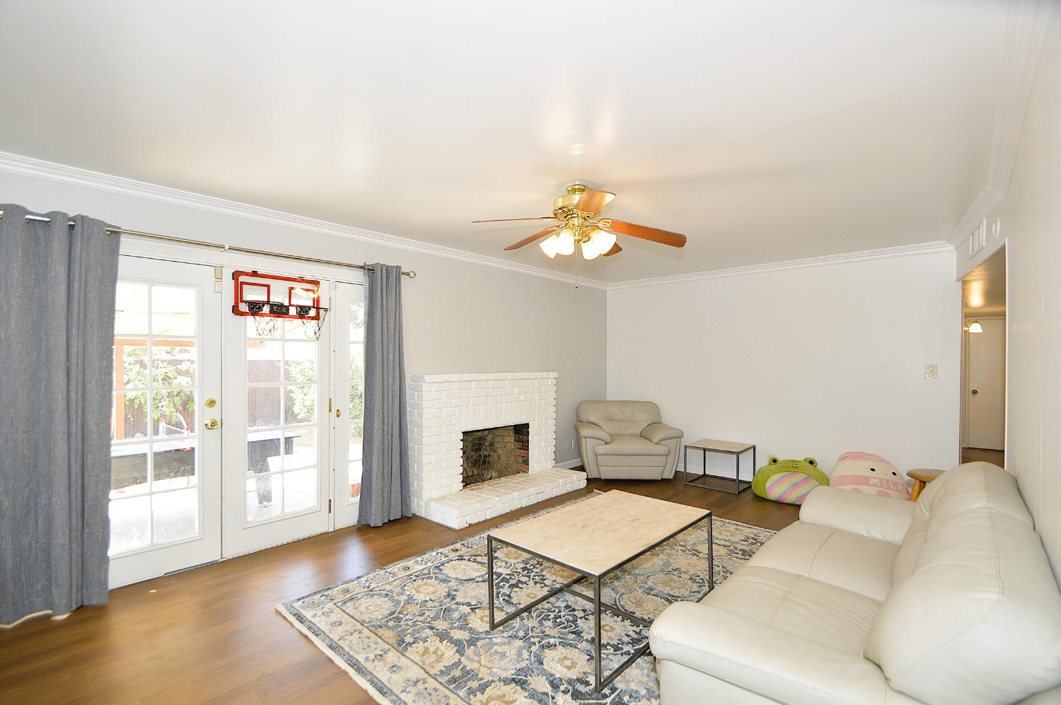 4331 N Gearhart Ave, Fresno, CA 93726