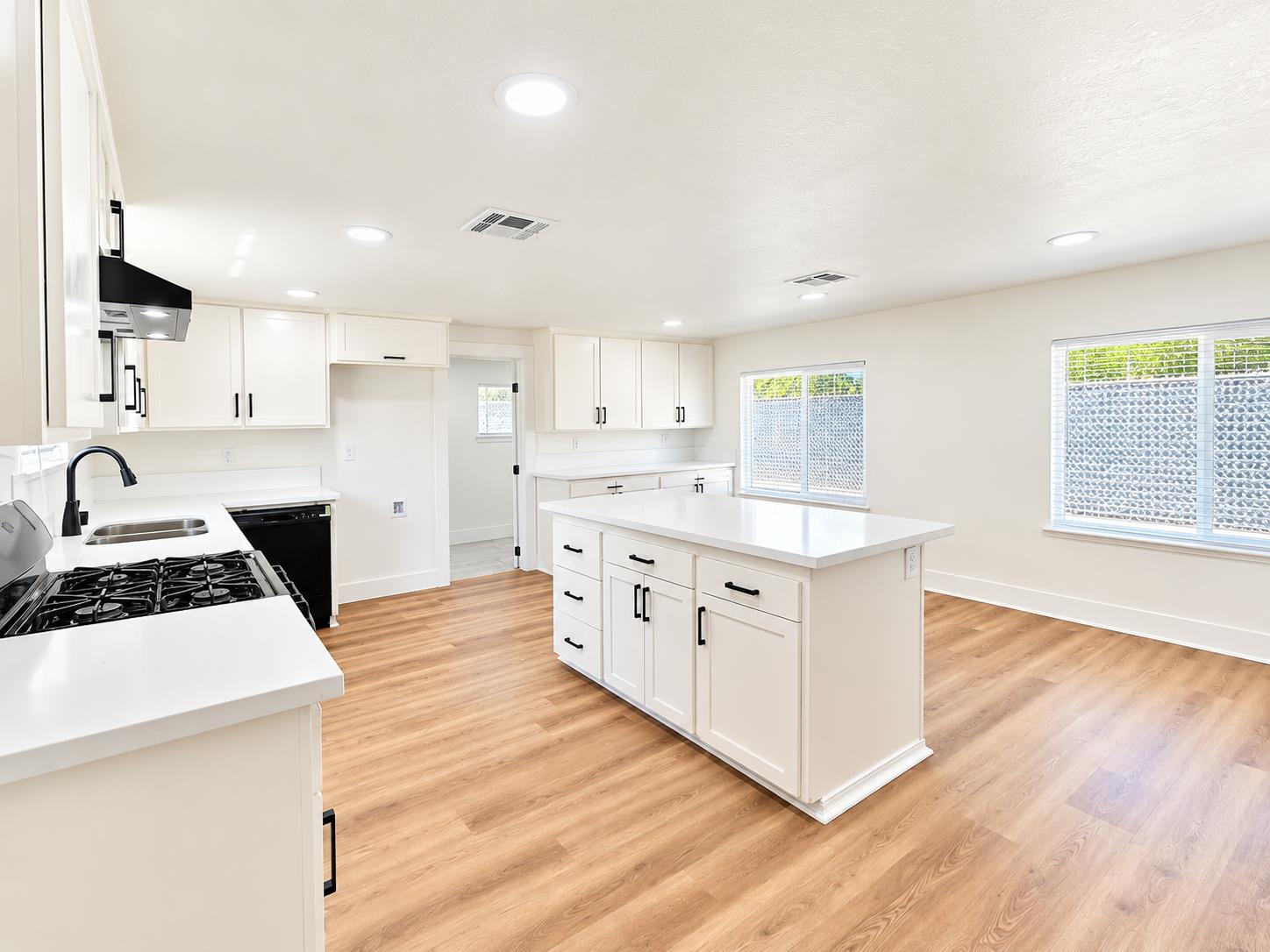 141 W Ashlan Ave, Fresno, CA 93705