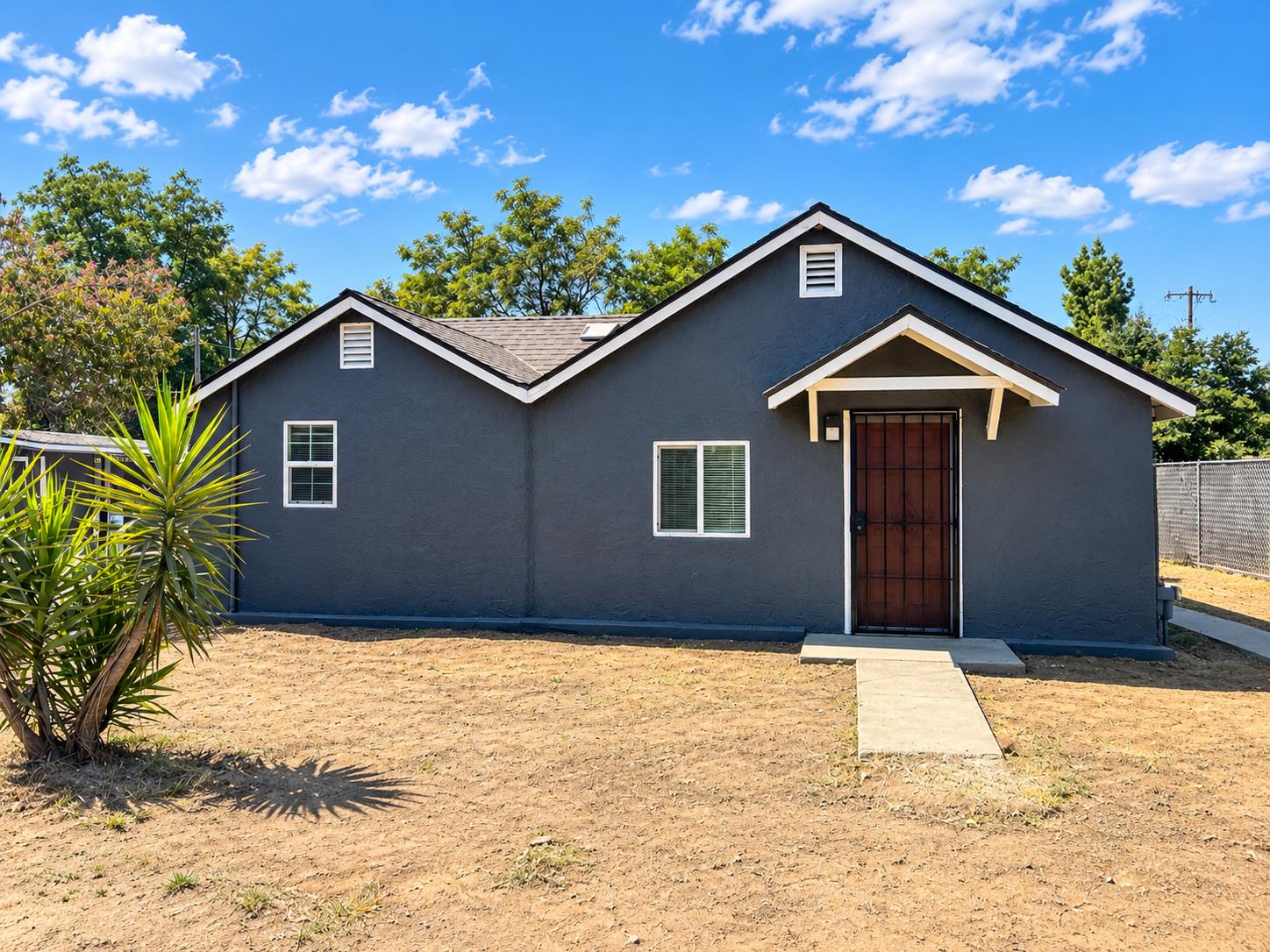 141 W Ashlan Ave, Fresno, CA 93705