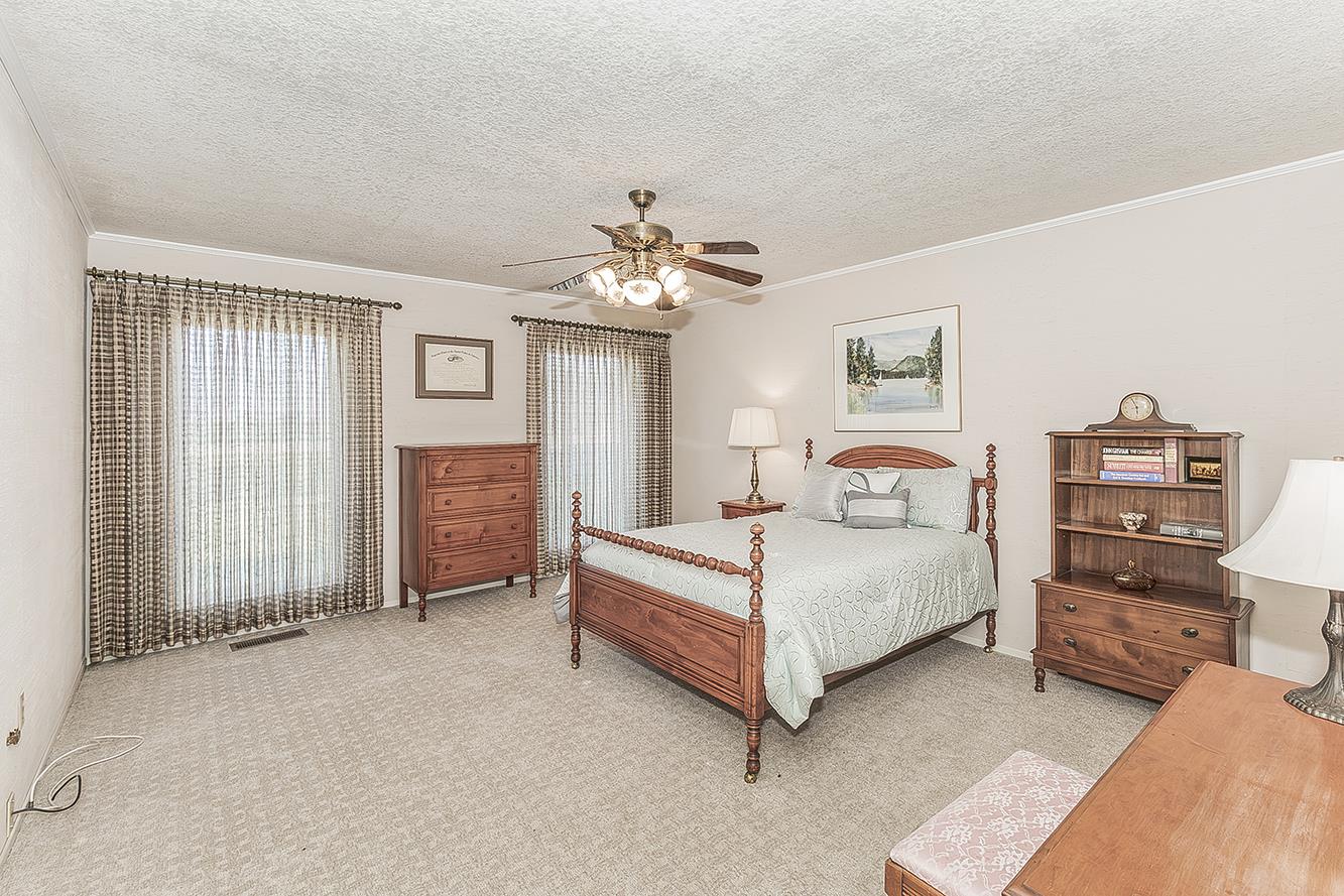 13155 W Shaw Ave, Kerman, CA 93630