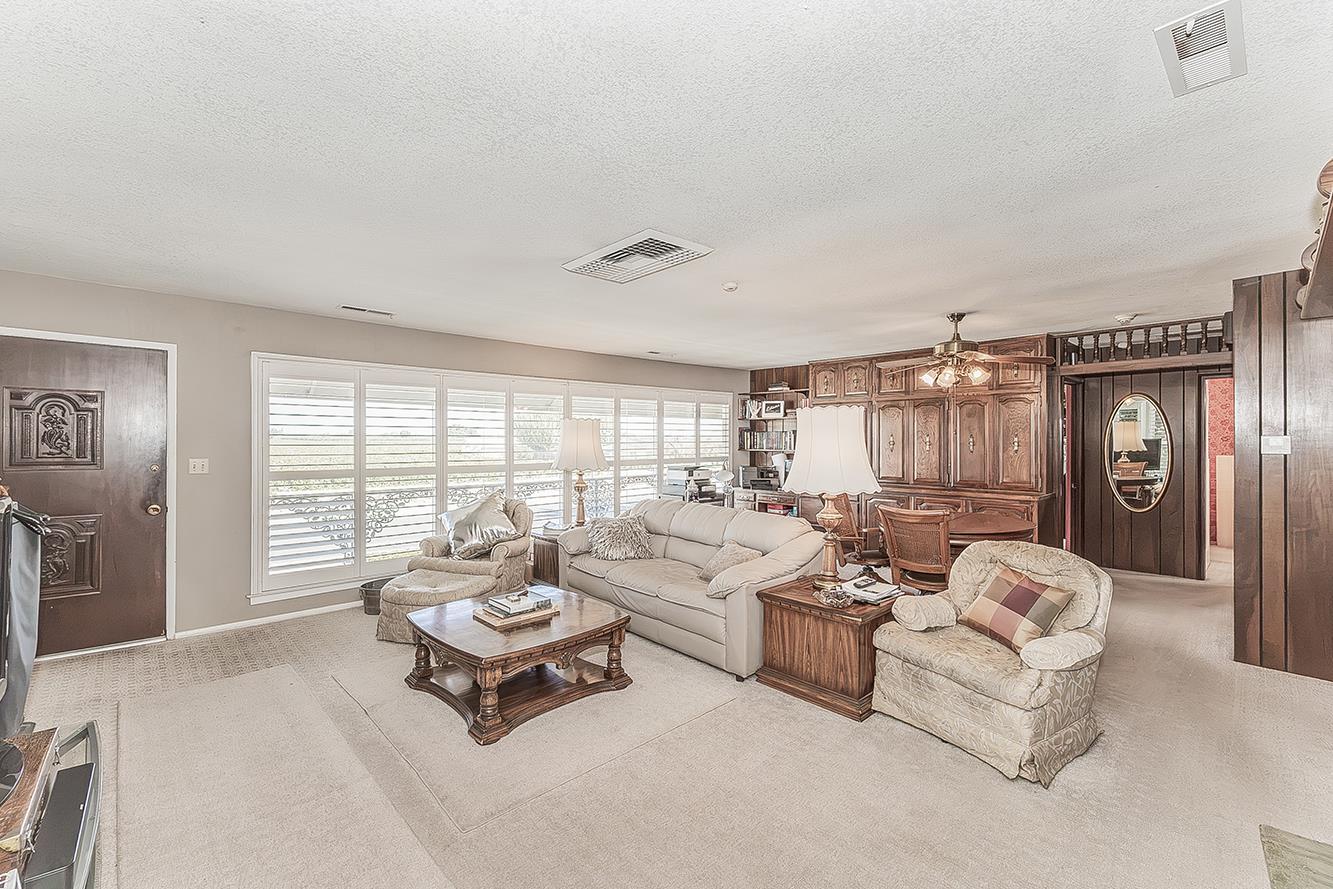 13155 W Shaw Ave, Kerman, CA 93630