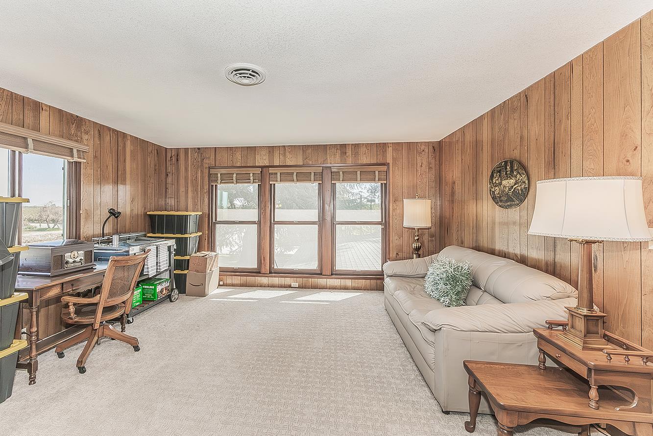 13155 W Shaw Ave, Kerman, CA 93630