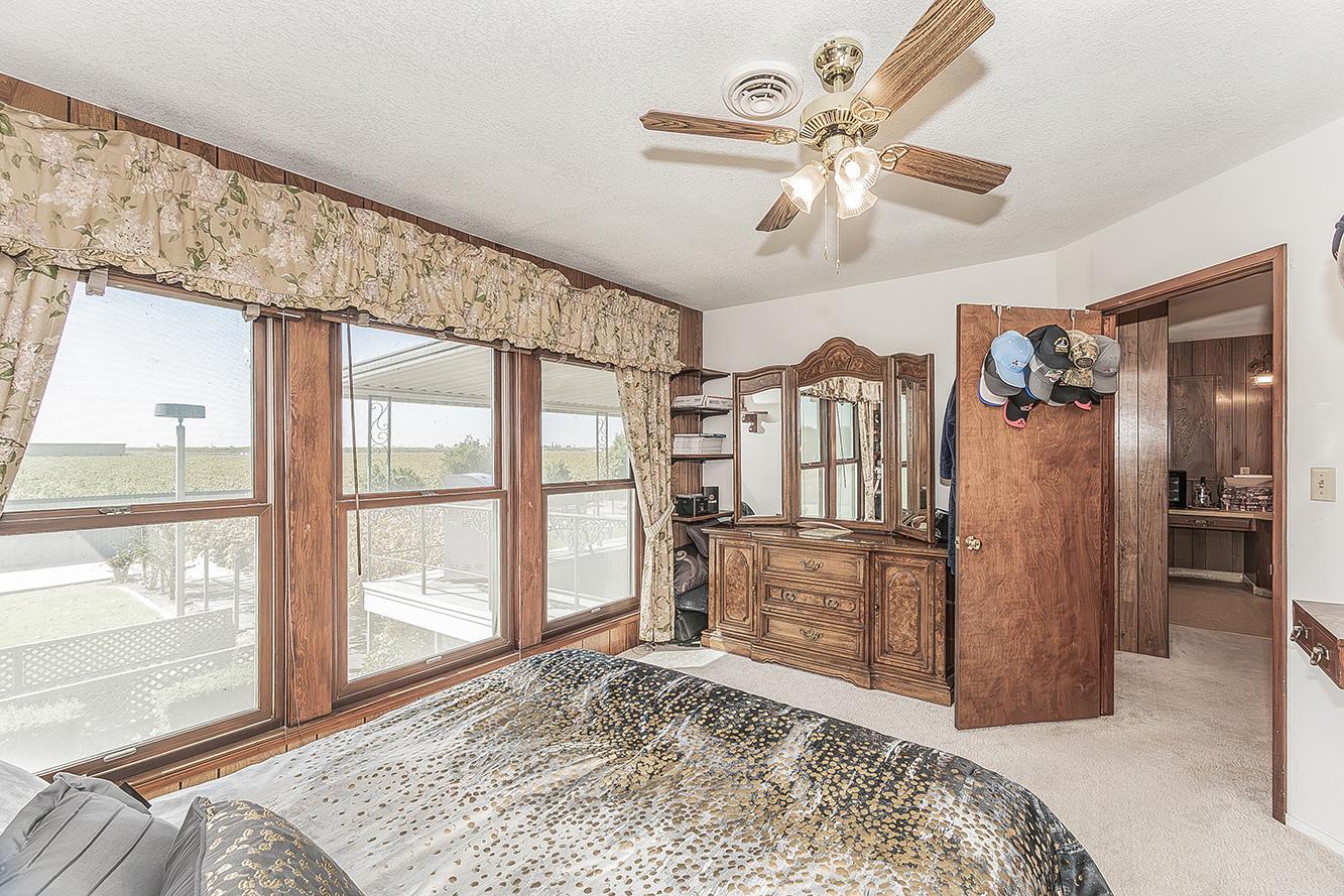13155 W Shaw Ave, Kerman, CA 93630