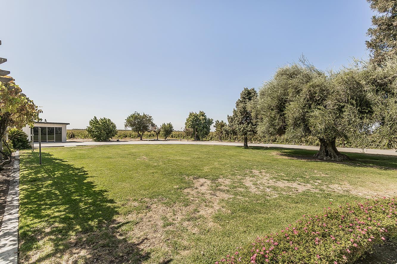 13155 W Shaw Ave, Kerman, CA 93630