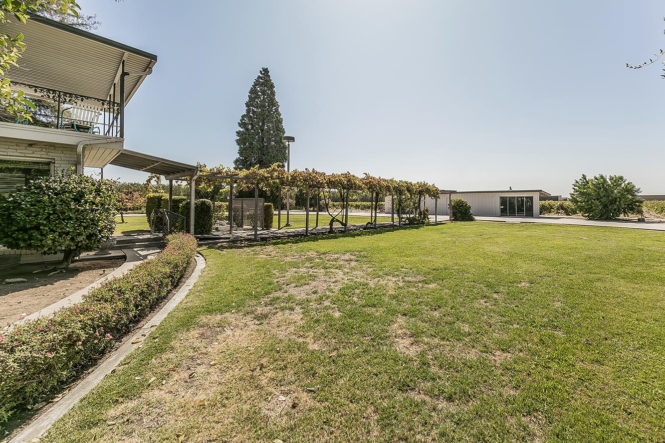 13155 W Shaw Ave, Kerman, CA 93630