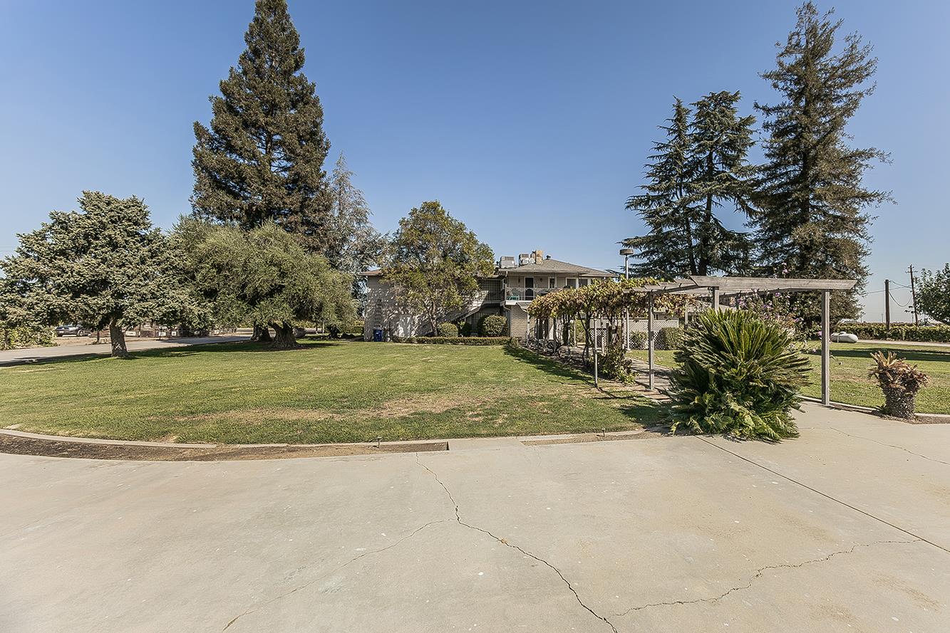 13155 W Shaw Ave, Kerman, CA 93630