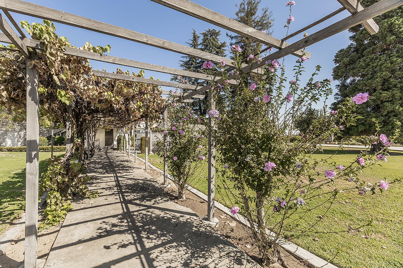 13155 W Shaw Ave, Kerman, CA 93630