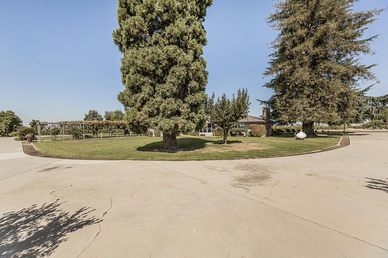 13155 W Shaw Ave, Kerman, CA 93630