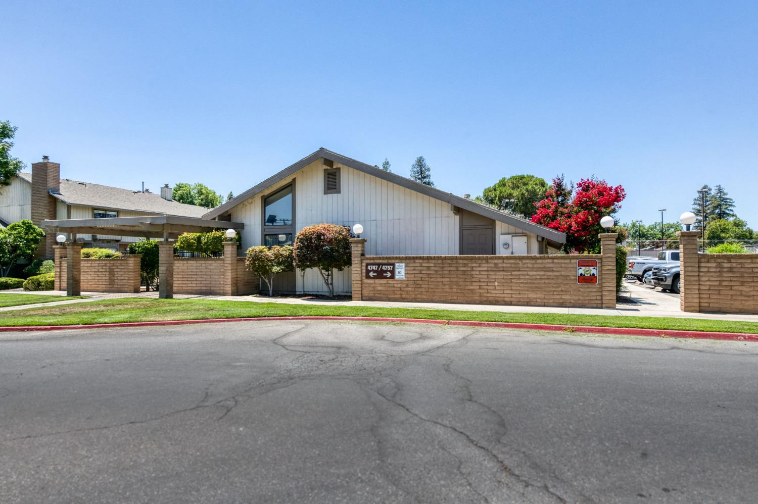4757 N Woodrow Ave #143, Fresno, CA 93726