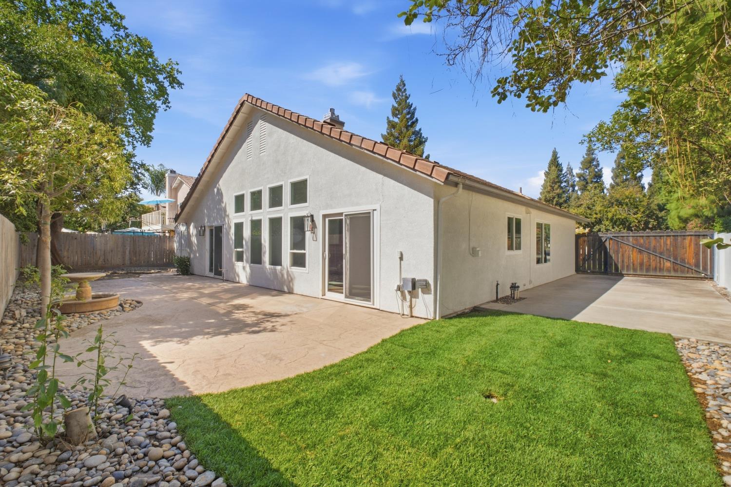 993 E Omaha Ave, Fresno, CA 93720