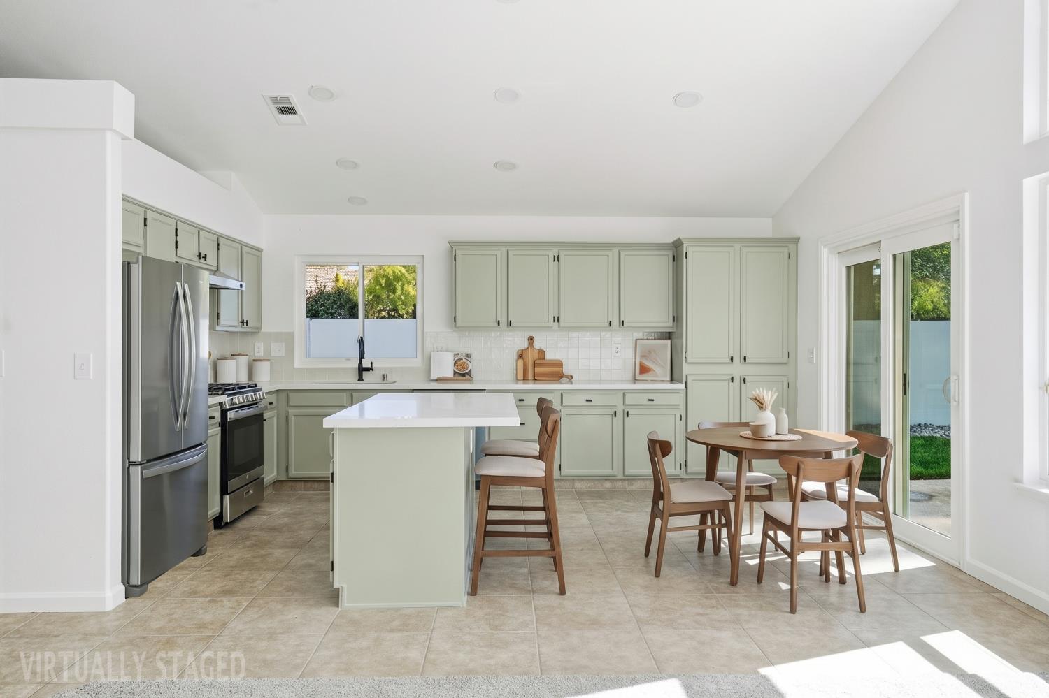 993 E Omaha Ave, Fresno, CA 93720