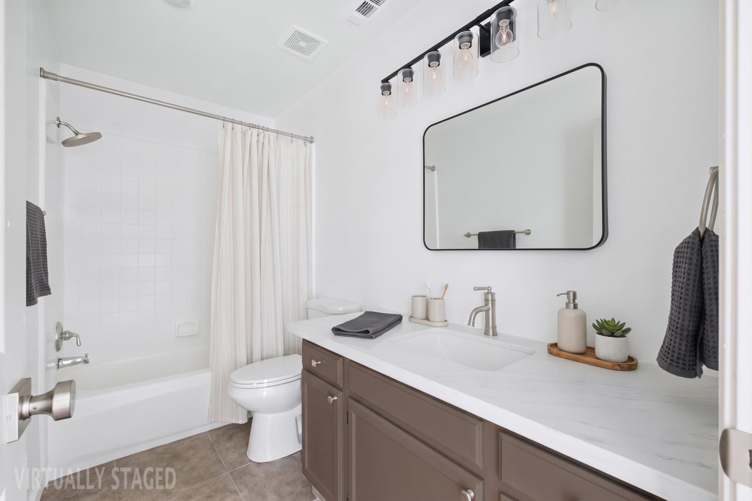 993 E Omaha Ave, Fresno, CA 93720