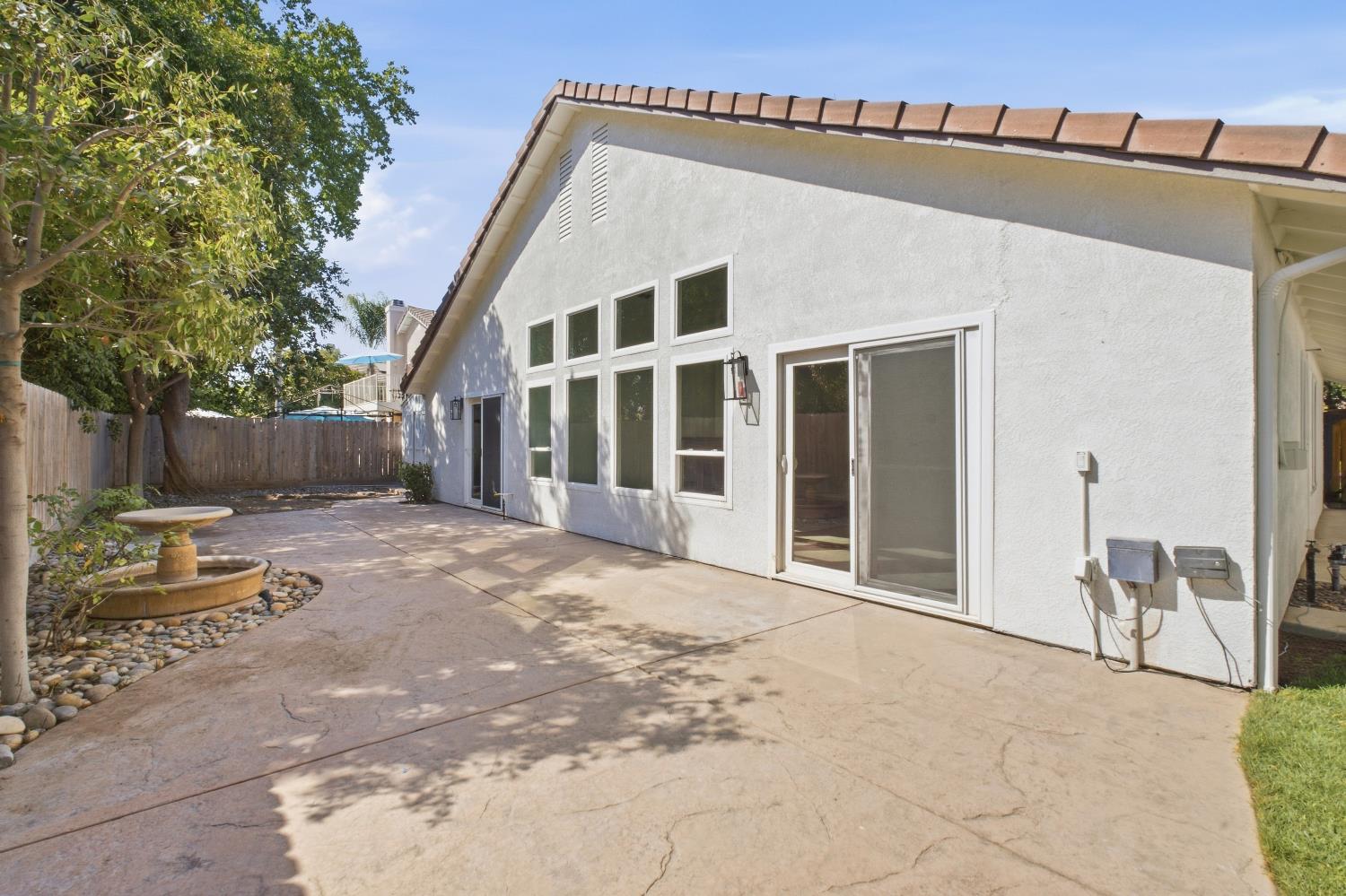 993 E Omaha Ave, Fresno, CA 93720