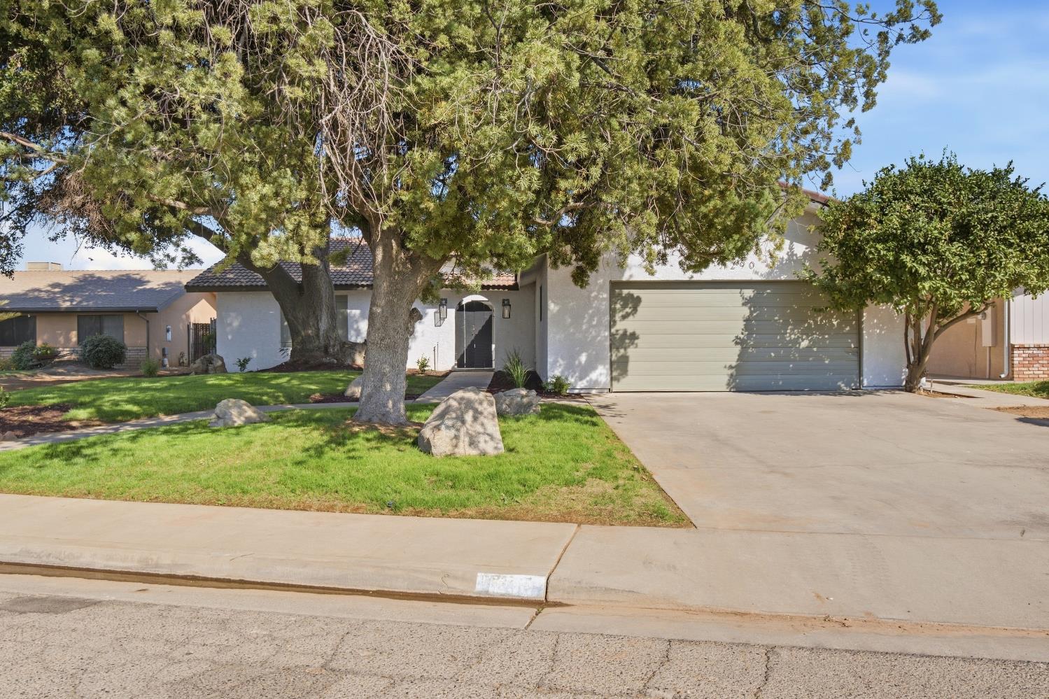 1290 N Steven Ave, Reedley, CA 93654