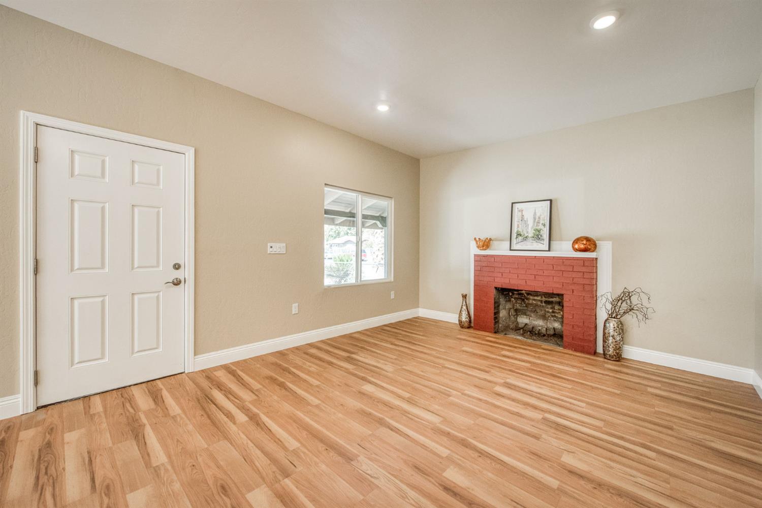 986 N Wilson Ave, Fresno, CA 93728