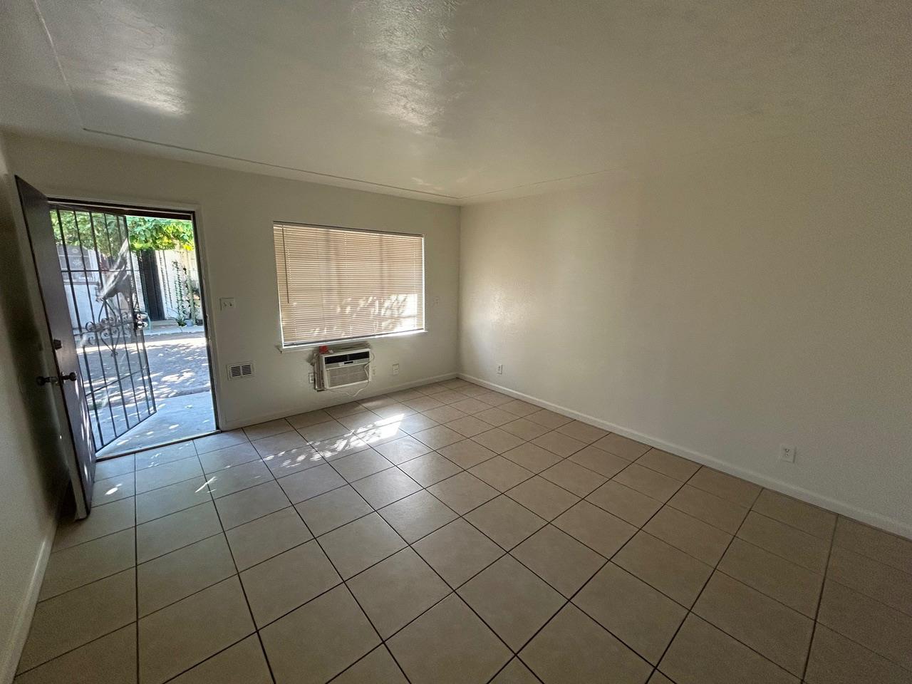 2216 N 1St St, Fresno, CA 93703