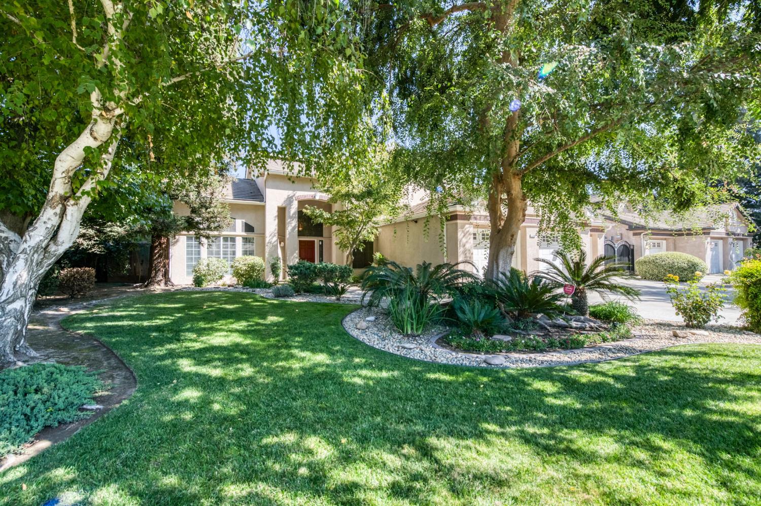 7280 N Cecelia Ave, Fresno, CA 93722
