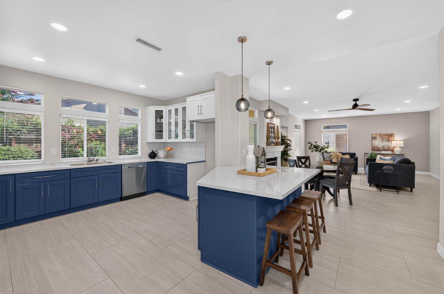 7280 N Cecelia Ave, Fresno, CA 93722
