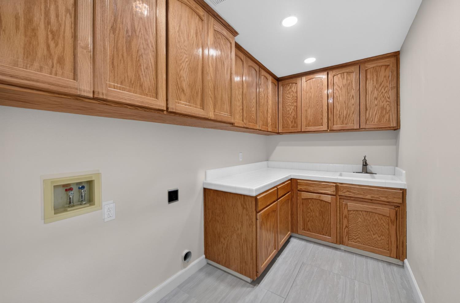 7280 N Cecelia Ave, Fresno, CA 93722
