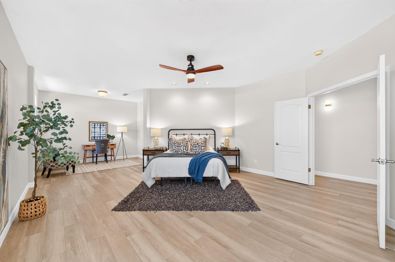 7280 N Cecelia Ave, Fresno, CA 93722