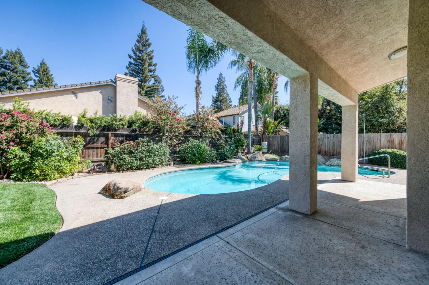 7280 N Cecelia Ave, Fresno, CA 93722